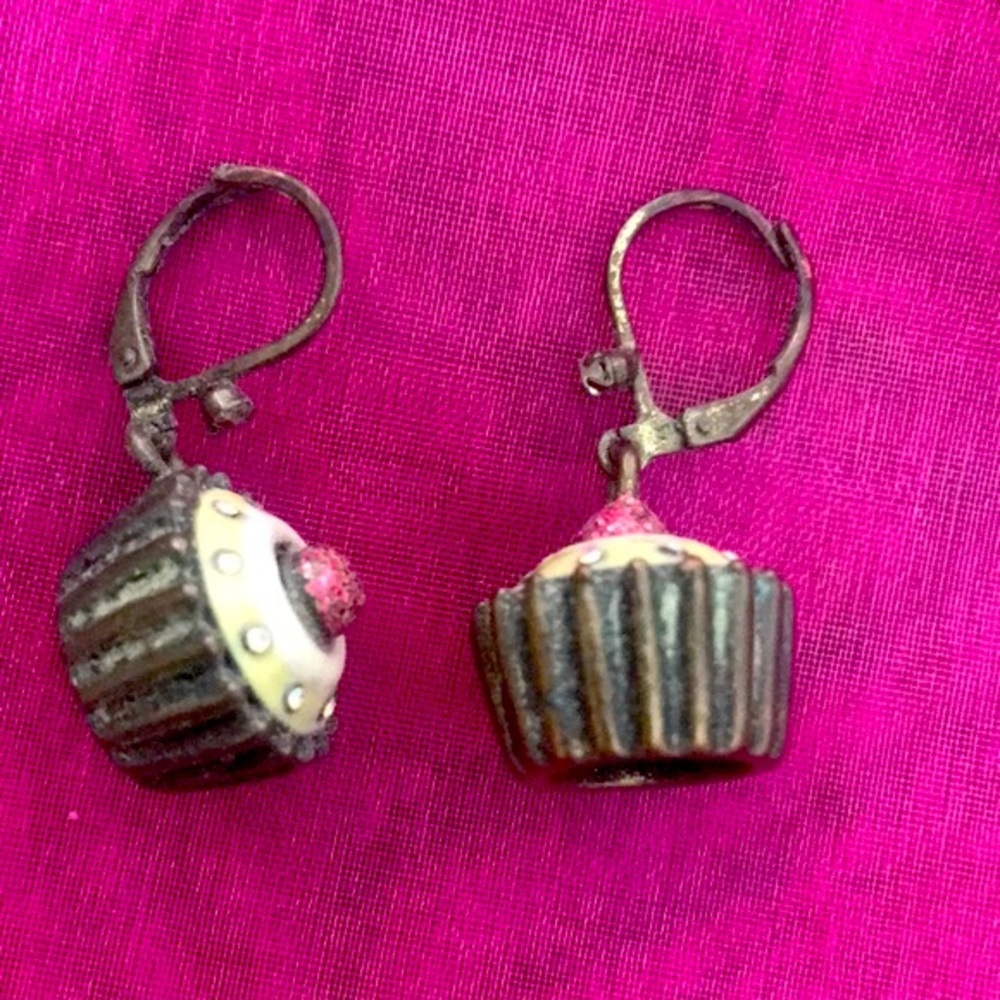 🧁💕 Betsey Johnson Cupcake earrings 💕🧁